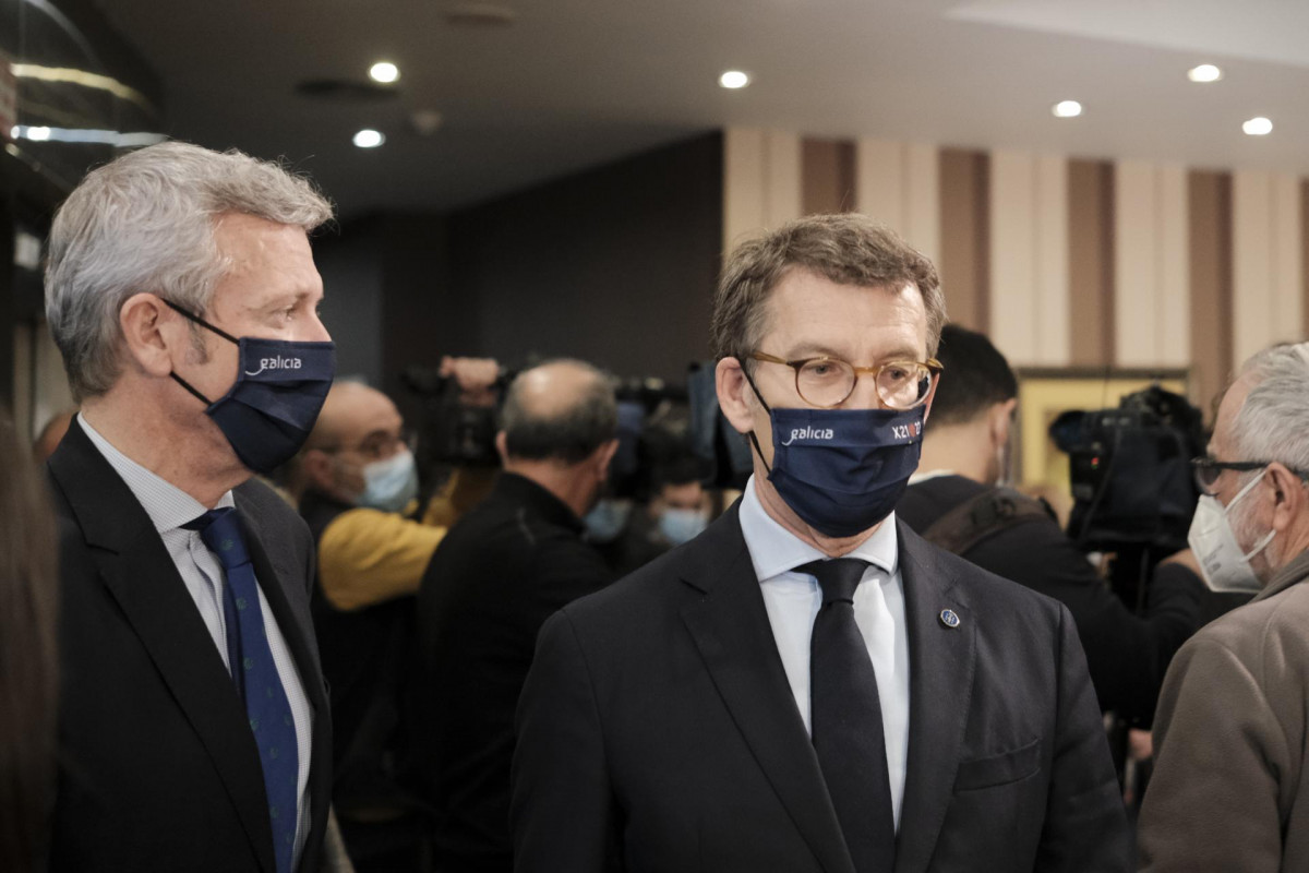 Archivo - El vicepresidente de la Xunta, Alfonso Rueda (i) y el presidente de la Xunta de Galicia, Alberto Núñez Feijóo.