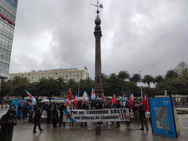 Alrededor de un centenar de trabajadores de centros de llamadas se concentran en el Obelisto, en A Coruña, para demandar un convenio 