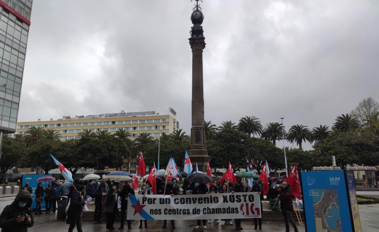 Protesta multitudinaria en distintos punto de Galicia de teleoperadores para un convenio digno en los call center​s