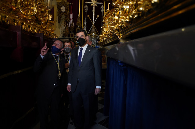 Moreno y Martínez-Almeida en la Cofradía de la Paloma