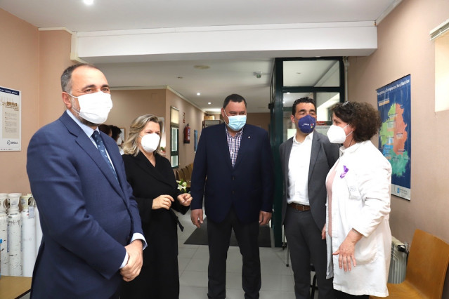 El conselleiro de Sanidade, Julio García Comesaña, visita el centro de salud de Rodeiro (Pontevedra).