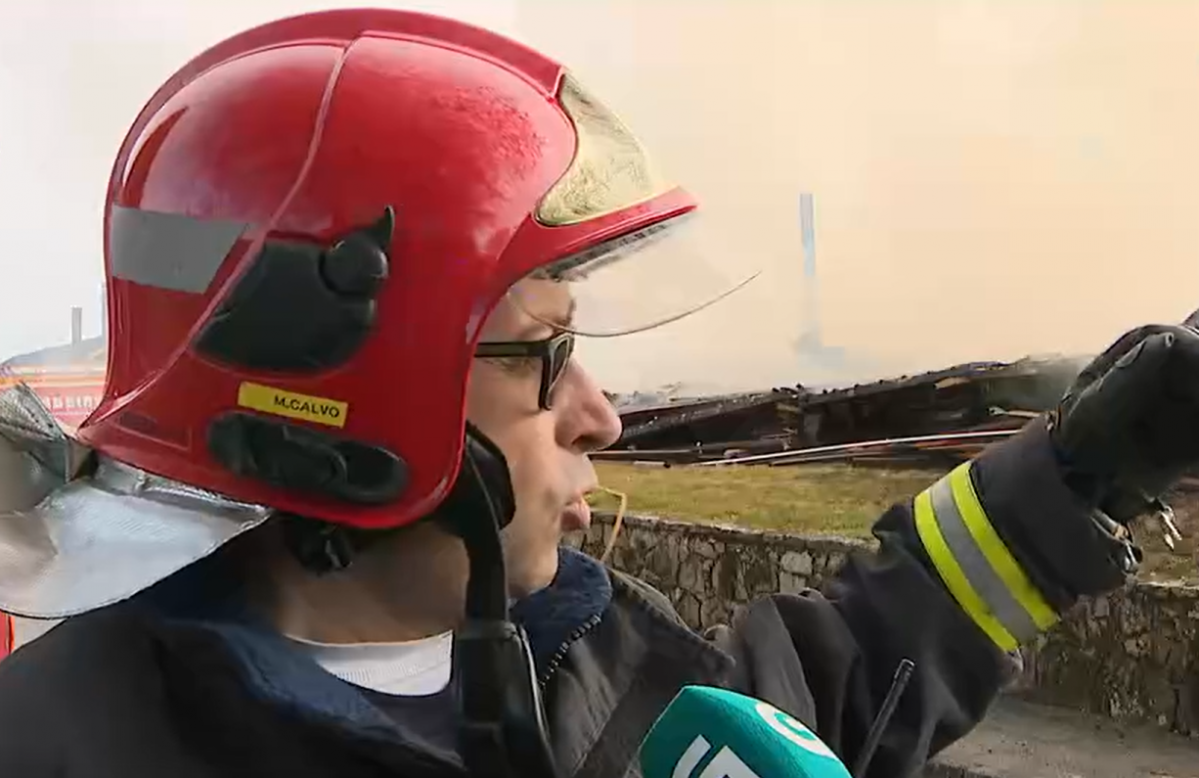 Bombero explica a la TVG el incendio en un hotel de Palas de Rei en una foto de la CRTVG