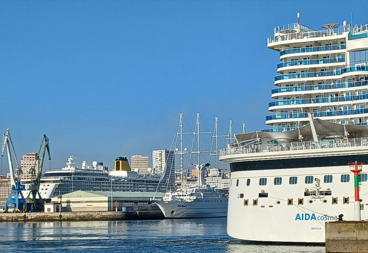 Tres cruceros y 4.000 viajeros en un solo día en el Puerto de A Coruña