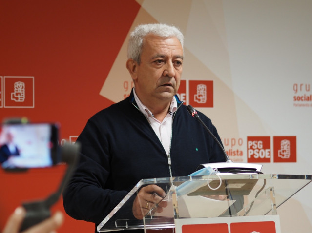 El portavoz parlamentario del PSdeG, Luis Álvarez, en rueda de prensa