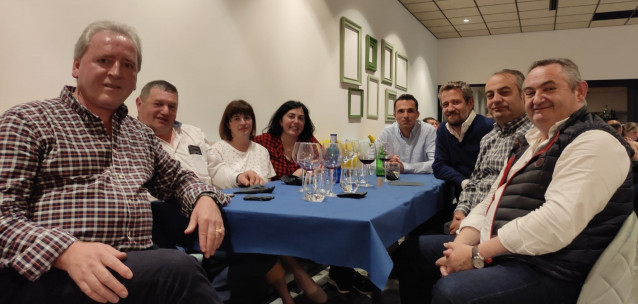 Elena Candia y otros miembros del PP de Lugo con representantes de Galicia Sempre en Meira (Lugo)