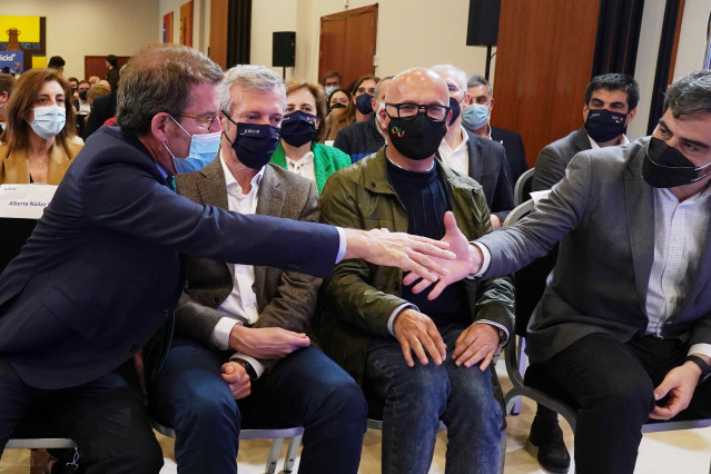 (I-D) El presidente nacional del Partido Popular y del PPdeG, Alberto Núñez Feijóo; el vicepresidente primero de la Xunta, Alfonso Rueda; el presidente de la Diputación de Ourense y líder provincial del PP, Manuel Baltar, y el presidente provincial del PP