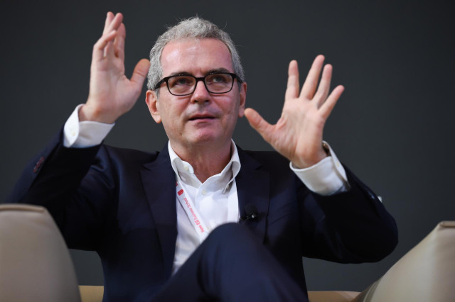 Archivo - El presidente ejecutivo de Inditex, Pablo Isla, debate en un diálogo titulado 'Liderando la industria textil hacia la sostenibilidad' en el Campus IESE, a 12 de noviembre de 2021, en Madrid, (España). El Instituto de Estudios Superiores de la Em