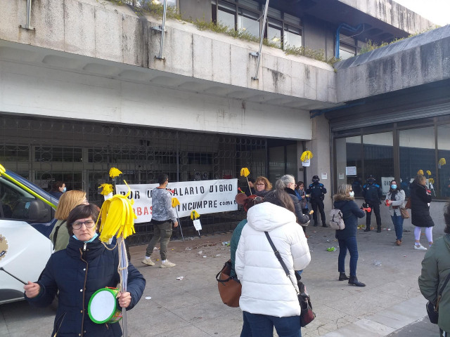 Trabajadoras de limpieza de dependencias municipales de Vigo, en huelga indefinida, protestan a la entrada del Consistorio olívico.