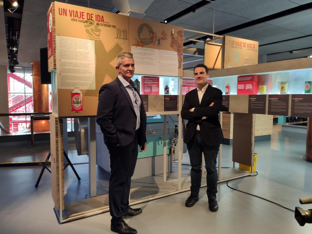 El director de MEGA, Rodrigo Burgos, y el responsable de la Asociación de Latas de Bebidas, Juan Ramón Meléndez, ha participado este martes en la inauguración de 'Latas de cerveza. Un viaje de ida... Y vuelta' en el Museo de Estrella Galicia en A Coruña