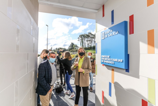 La conselleira de Política Social, Fabiola García, visita el nuevo punto de encuentro familiar del municipio coruñés de Ribeira, que dará servicio a la comarca del Barbanza