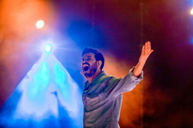 Archivo - Guillermo “Willy” Bárcenas, cantante del grupo Taburete durante un concierto en el Hipódromo de La Zarzuela, a 30 de septiembre de 2021, en Madrid (España).