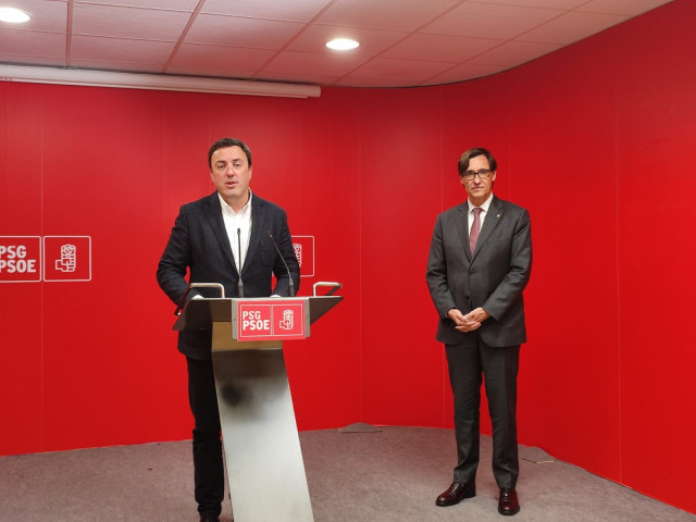 El secretario xeral del PSdeG, Valentín González Formoso, y el primer secretario del PSC, Salvador Illa, en una rueda de prensa en Santiago