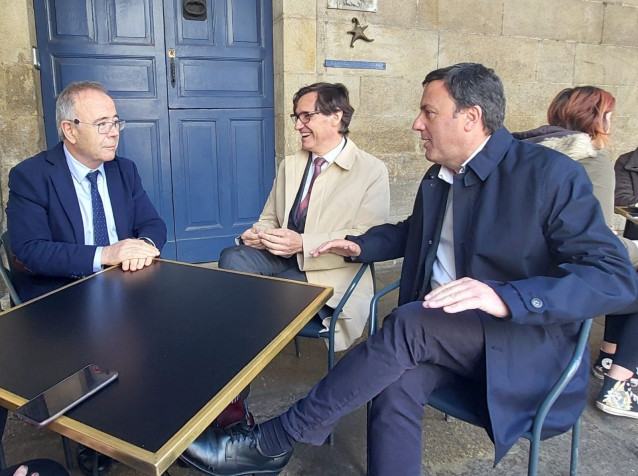 El alcalde de Santiago, Xosé Sánchez Bugallo; el primer secretario del PSC, Salvador Illa; y el secretario xeral del PSdeG, Valentín González Formoso, conversan en una terraza en Santiago de Compostela