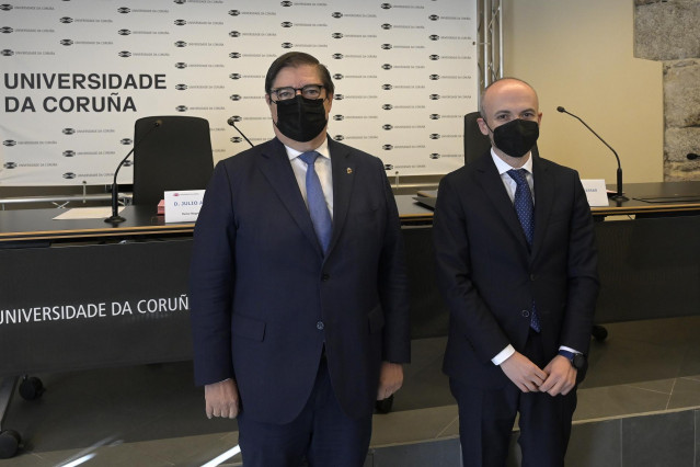 El rector de la Universidade da Coruña, Julio Abalde, junto al consejero delegado de Inditex, Óscar García Maceiras