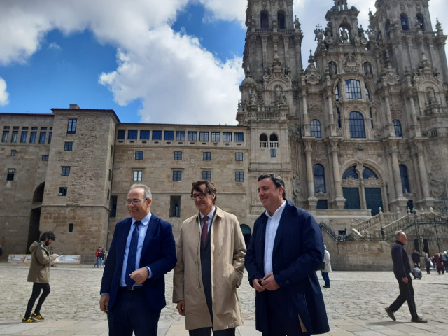 El alcalde de Santiago, Xosé Sánchez Bugallo; el primer secretario del PSC, Salvador Illa, y el líder del PSdeG, Valentín González Formoso, frente a la Catedral de la capital gallega