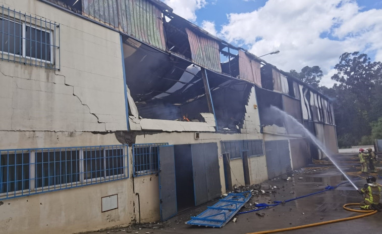 Dan por controlado el fuego declarado en una nave industrial de Distribuciones Pako en O Porriño ​