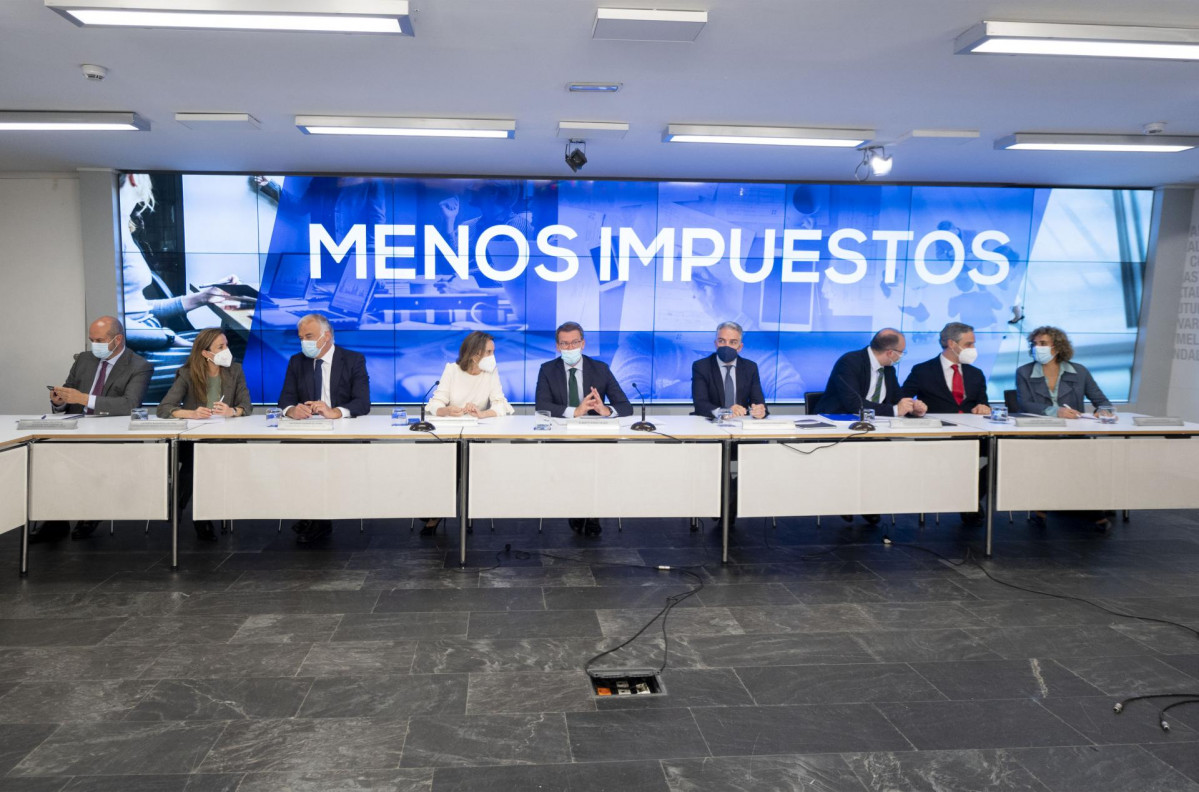  La secretaria general del Partido Popular y portavoz del partido, Cuca Gamarra; el líder del PP, Alberto Núñez Feijóo; y el consejero de la Presidencia, Administración Pública e Interior,