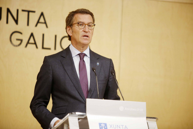 El presidente de la Xunta, Alberto Núñez Feijóo, en la rueda de prensa posterior a la reunión del Consello, celebrado en Vigo el 21 de abril de 2022.