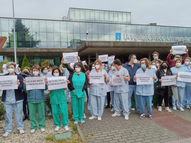 Personal del Hospital Clínico de Santiago presenta un escrito para denunciar deficiencias en las instalaciones.