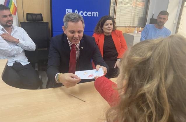 El delegado del Gobierno en Galicia, José Miñones, se reúne con refugiados ucranianos en el centro Accem