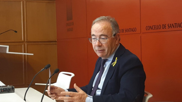 El alcalde de Santiago de Compostela, Xosé Sánchez Bugallo, durante la rueda de prensa de este viernes en el Pazo de Raxoi.