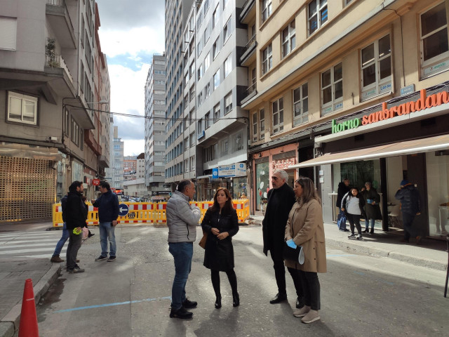 La alcaldesa de A Coruña, Inés Rey, ha visitado este viernes la ampliación del proyecto de humanización de la calle Alcalde Marchesi