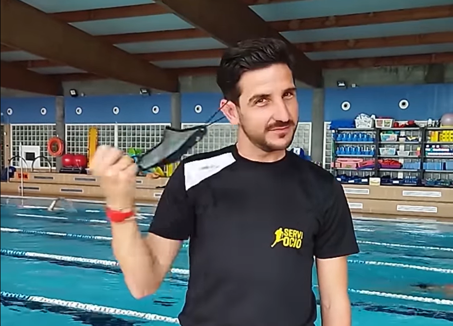 Operario de la Piscina Mancomuncada de Val Miu00f1or retiru00e1ndose la mascarilla en una imagen de su Facebook