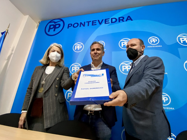 El presidente en funciones del PP de Pontevedra, Rafa Domínguez, ha presentado este miércoles los avales que formalizan su candidatura para seguir al frente de la formación conservadora a nivel local.