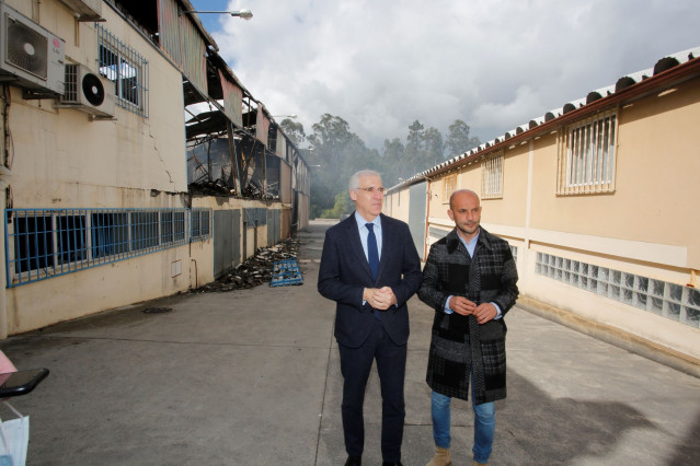 El vicepresidente económico de la Xunta, Francisco Conde, y el alcalde de O Porriño, Manuel Alejandro Lorenzo, visitan las instalaciones de Distribuciones Pako, en el Polígono de A Granxa, afectadas por un incendio.