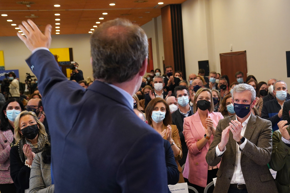 El presidente nacional del Partido Popular y del PPdeG, Alberto Núñez Feijóo, saluda tras presidir una reunión de la Junta Directiva del PP de Galicia, en el Hotel Eurostars San Lázaro, a 18 de a