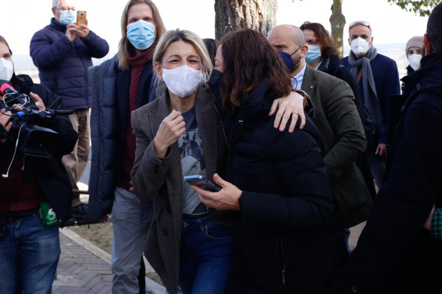 Archivo - La vicepresidenta segunda del Gobierno y ministra de Trabajo, Yolanda Díaz (i), en un encuentro público en el Parque de la Muela, 10 de febrero de 2022, en Castronuño, Valladolid, Castilla y León (España). Díaz ha viajado a esta localidad vallis