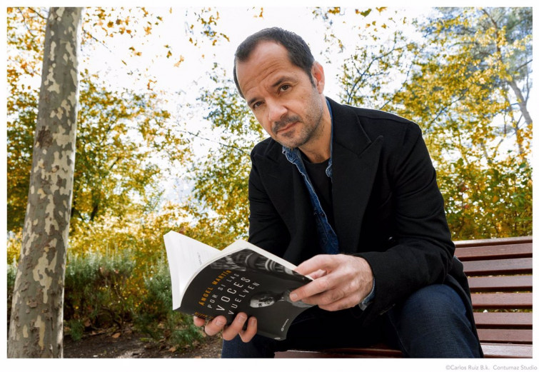 ​Los lectores eligen pasar Sant Jordi dentro de las cabezas de Julio César y de Ángel Martín