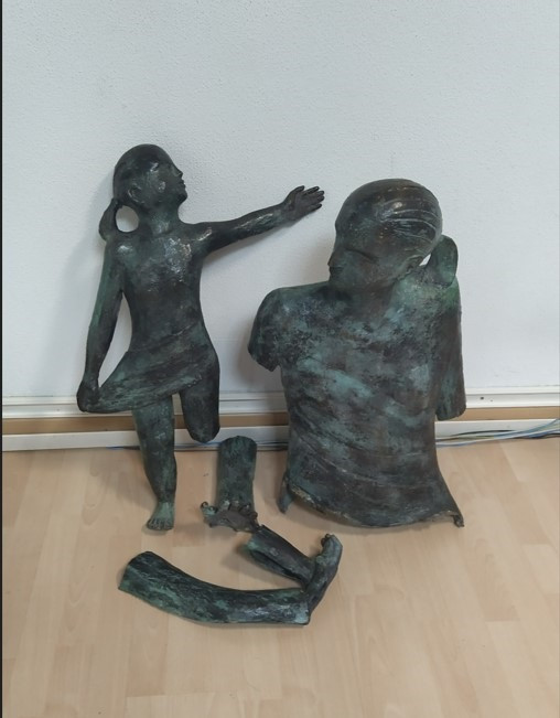 Restos del grupo escultórico 'La Familia' de Buciño, instalado en Vigo, y vandalizado por dos ciudadanos portugueses que fueron detenidos por la Policía Local.