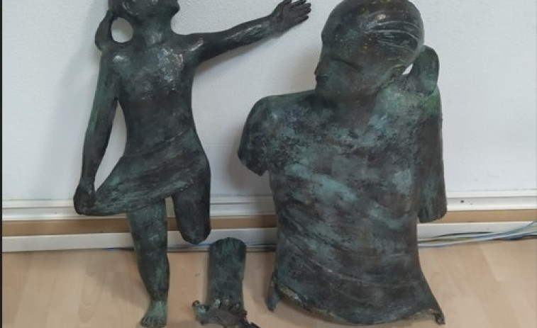 Una despedida de soltero destroza y roba la escultura 'La Familia', de Manuel Buciños, en Vigo​