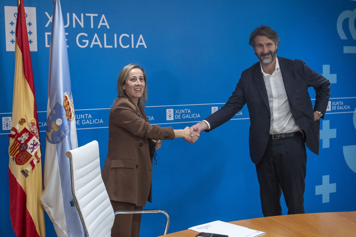 Reunión de la conselleira de Infraestruturas e Mobilidade, Ethel Vázquez, con el presidente de la Fegamp, Alberto Varela