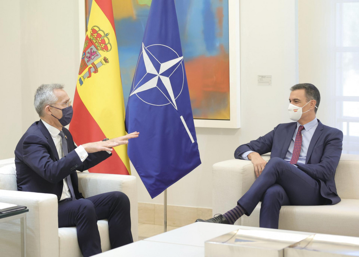 Archivo - El presidente del Gobierno, Pedro Sánchez (d), durante una reunión con el secretario general de la OTAN, Jens Stoltenberg, en el Palacio de la Moncloa, a 8 de octubre de 2021