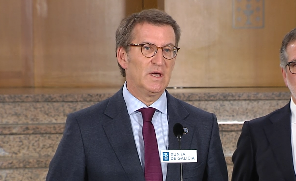 Feijóo hablando con la prensa tras su reunión con Altri en Santiago