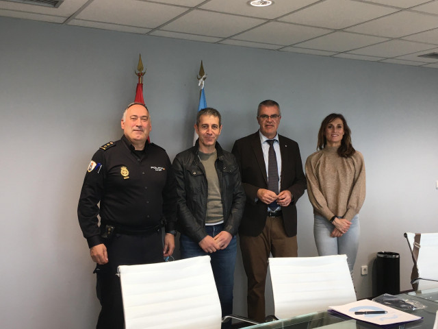 El director xeral de Emerxencias e Interior, Santiago Villanueva, y el comisario xefe da Policía Autonómica, Jorge Rubal, se reúnen con representantes de la delegación de la Asociación Internacional de Policía en Galicia