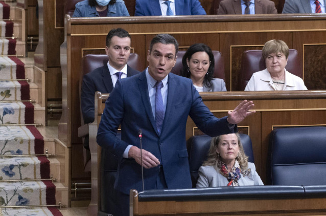 El presidente del Gobierno, Pedro Sánchez, interviene en una sesión plenaria, en el Congreso de los Diputados, a 27 de abril de 2022, en Madrid (España). El pleno está marcado por las explicaciones del Gobierno sobre el espionaje a políticos independentis