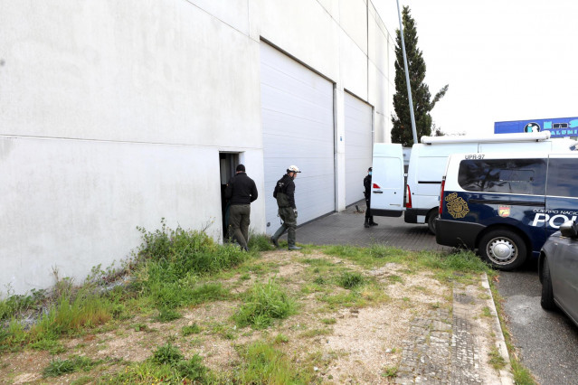 Varios agentes en un edificio el día en que han llevado a cabo un nuevo operativo contra el narcotráfico, a 26 de abril de 2022, en la provincia de Pontevedra.