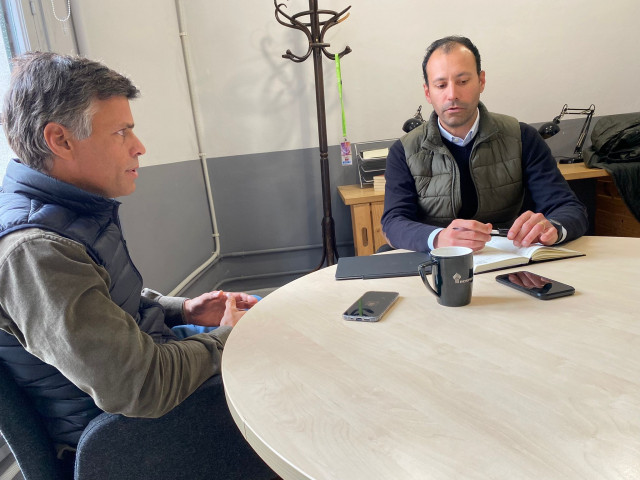 Los opositores venezolanos Leopoldo López y Rolando Figueroa durante una reunión en Madrid