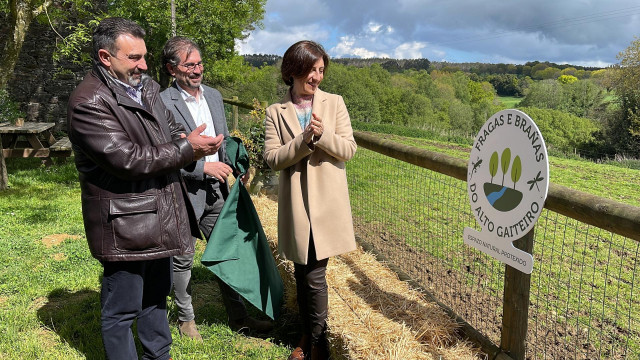 La conselleira de Medio Ambiente, Ángeles Vázquez, en los bosques y brañas del Alto Gaiteiro, instalaciones de Casa de Xanceda en Mesía (A Coruña)