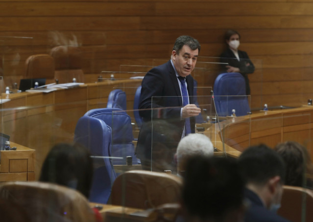 El conselleiro de Cultura, Educación e Universidade durante el pleno del Parlamento gallego