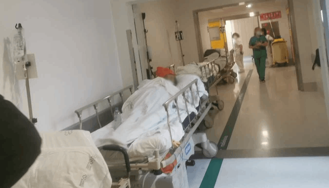 Las urgencias del hospital CHUAC de A Coruña colapsan con docenas de pacientes en camas en los pasillos
