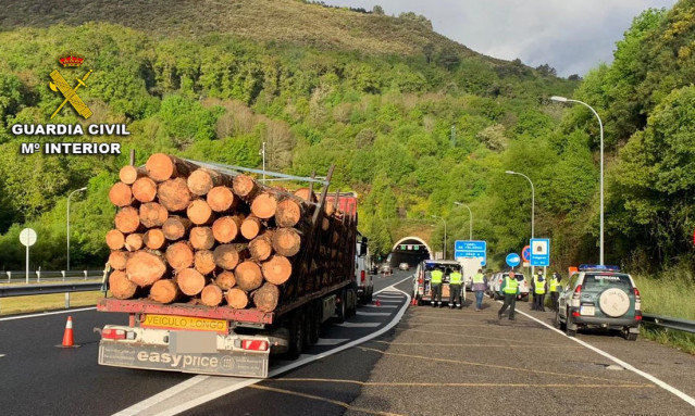 La Guardia Civil de Tráfico intercepta en la A-52 un camión con la carga con riesgo de caer a la vía.