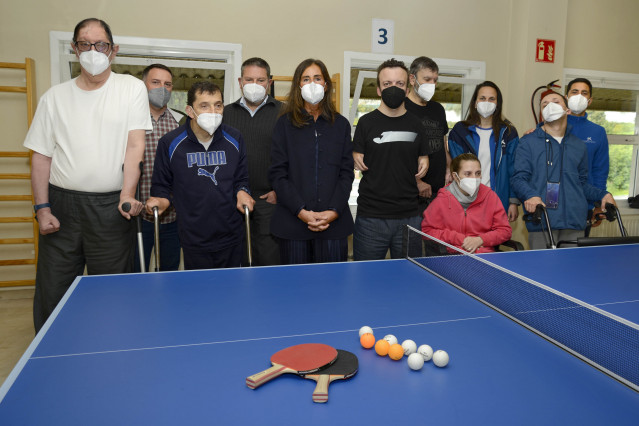 La presidenta de la Fundación María José Jove, Felipa Jove, y el deportista Alberto Seoane, con usuarios del programa 'Esfuerza'