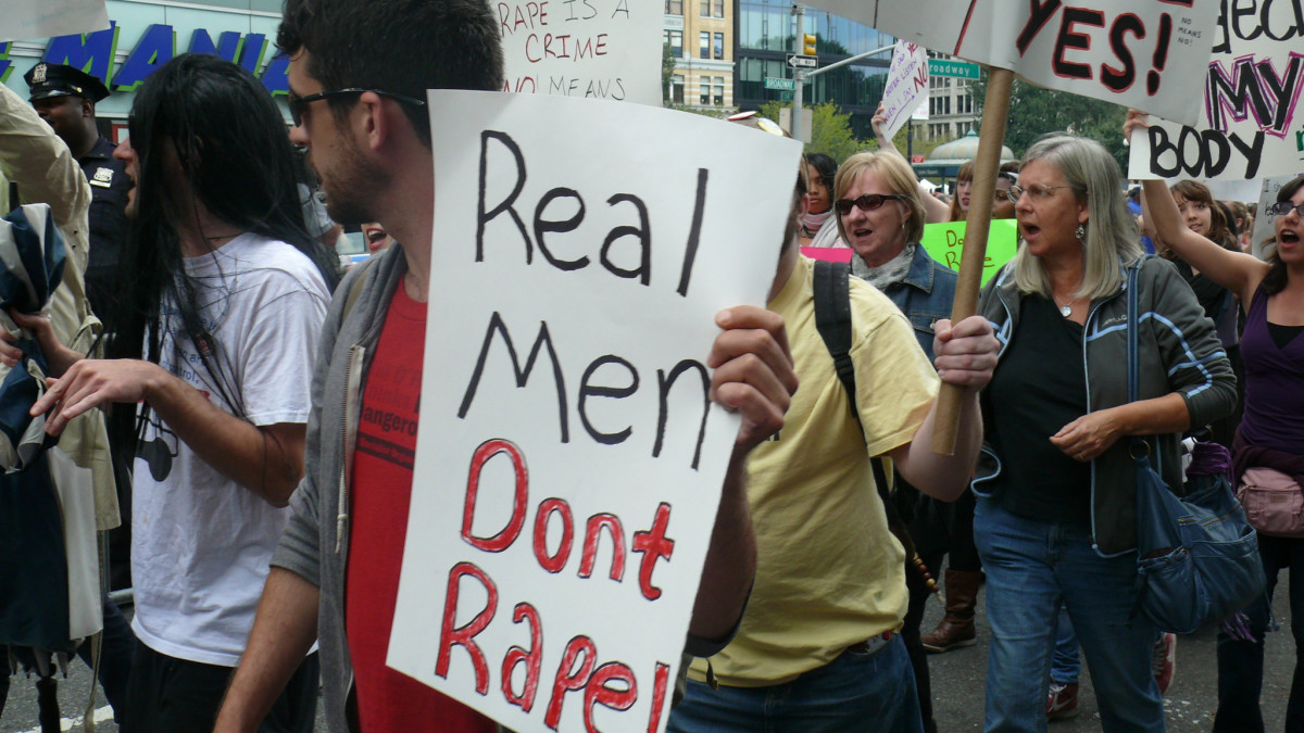 Real Men Don't Rape una foto de Charlotte Cooper publicada bajo Attribution 2 0 Generic
