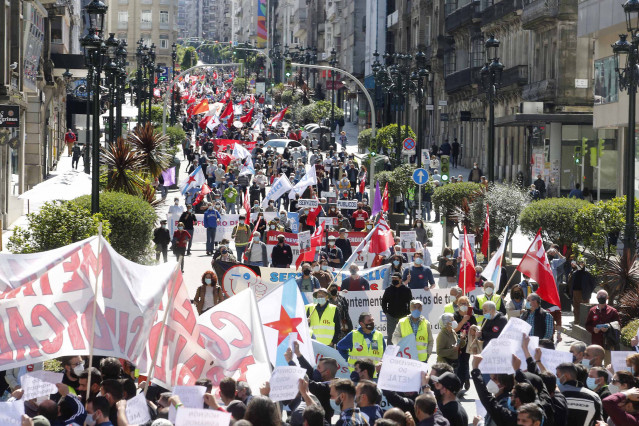Archivo - Varias personas participan en una concentración convocada con motivo del Día Internacional dos Trabajadores, a 1 de mayo de 2021, en Vigo, Pontevedra, Galicia.