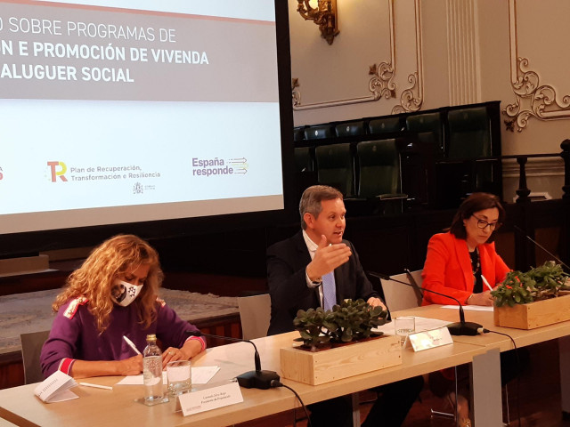 El delegado del Gobierno, José Miñones, junto a la presidenta de la Diputación de Pontevedra, Carmela Silva