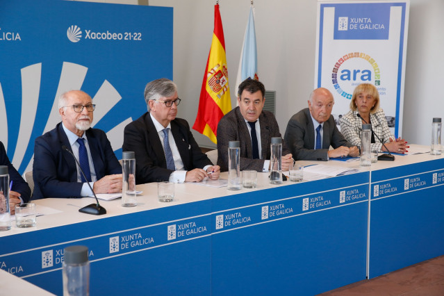 O conselleiro de Cultura presenta xunto a representantes das organizacións empresariais os convenios de colaboración para impulsar a acreditación de competencias profesionais adquiridas pola experiencia laboral.